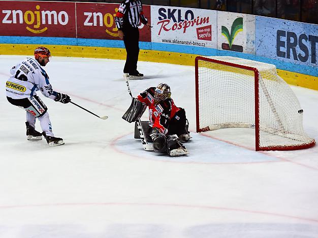 Marc-Andre Dorion scort gegen Znaim Goalie Sasu Hovi, HC Orli Znojmo vs. EHC Liwest Black Wings Linz 5. Viertelfinale, Play-Off