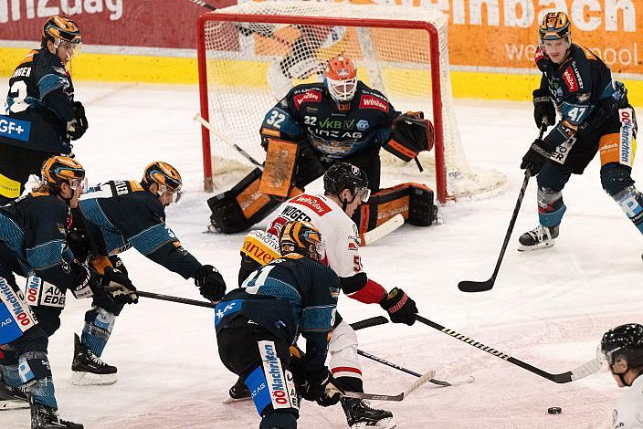 Daniel Woger (Bemer Pioneers Vorarlberg), vor Tormann Rasmus Tirronen (Steinbach Black Wings Linz) Steinbach Black Wings Linz vs Bemer Pioneers Vorarlberg, Linz AG Eisarena 