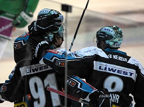 Die Black Wings feiern,  EHC Liwest Black Wings Linz vs. HDD Tilia Olimpija Ljubljana, 5. Semifinale