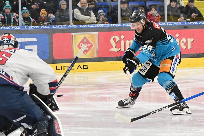 Travis Barron (Steinbach Black Wings Linz) trifft zum 3 zu 0 gegen Tormann Rasmus Reijola (Hydro Fehervar AV 19), 34. Runde ICE, Steinbach Black Wings Linz vs Hydro Fehervar AV 19, Linz AG Eisarena 
