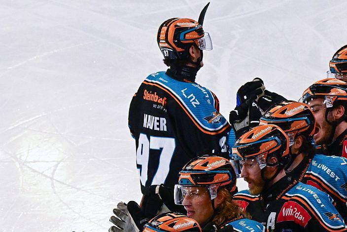 Luka Maver (Steinbach Black Wings Linz) feiert das Tor zum 1 zu 0,  Win2Day ICE Hockey League,  Steinbach Black Wings Linz vs  Migross Supermercati Asiago Hockey 1935,  Linz AG Eisarena 