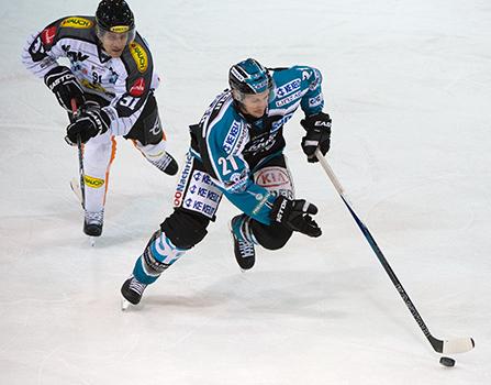 Philipp Lukas (EHC Liwest Black Wings Linz) und Martin Grabher-Meier (Dornbirner Eishockey Club), EHC Liwest Black Wings Linz vs Dornbirner Eishockey Club