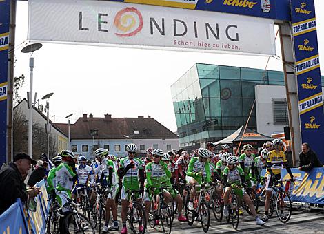 Das Starterfeld zum Eroeffnungsrennen am Hauptplatz von Leonding.