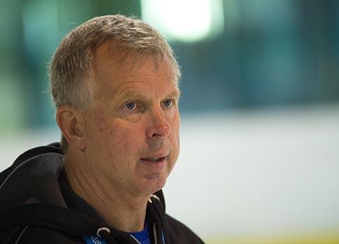 Trainer Robert Daum leitet das Training,  EHC Liwest Black Wings Linz