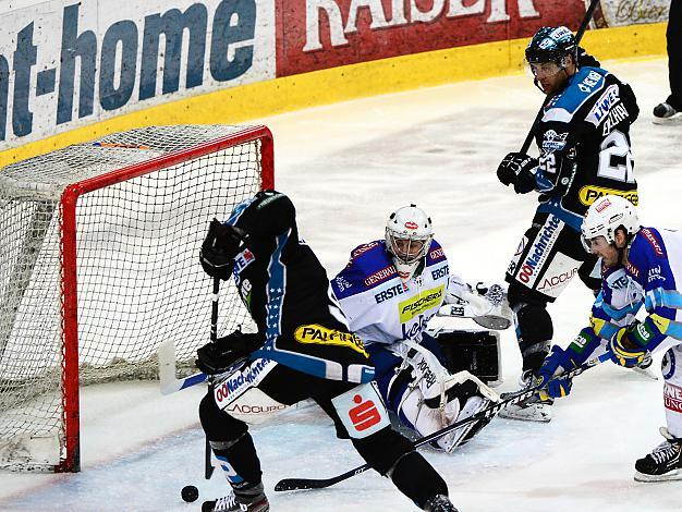 Danny Irmen (Liwest Black Wings Linz) scort gegen Jean Philippe Lamoureux (EC VSV), EHC Liwest Black Wings Linz vs EC VSV, Play-Offs, Viertelfinale