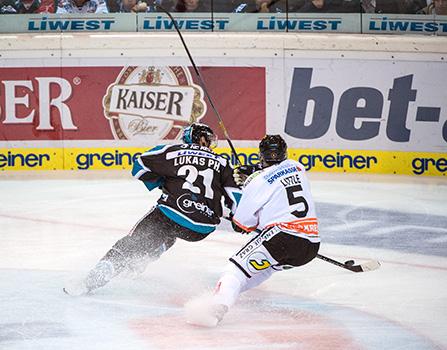 Philipp Lukas (EHC Liwest Black Wings Linz) und Mike Little (Moser Medical Graz 99ers),  EHC Liwest Black Wings Linz vs Graz 99ers