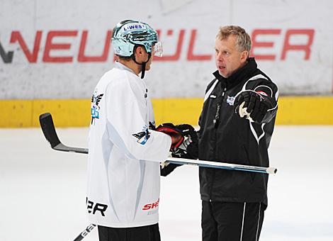 Trainer Robert Daum, Liwest Black Wings Linz im Gespraech mit Spieler Daniel Mitterdorfer.