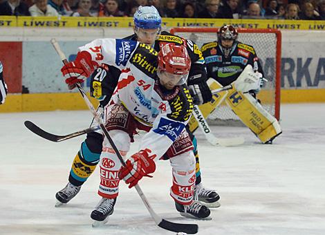 #54 Andrew Schneider, Stuermer, KAC verfolgt von der #20 Brad Purdie, Liwest Black Wings Linz.