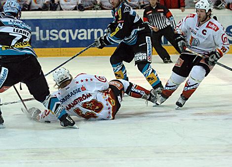 #49 Henrik Malmstroem, am Eis, HK Acroni Jesenice im Zweikampf mit der #71 Pat Leahy, EHC Liwest Black Wings.
