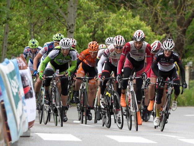 Die Spitzengruppe stuermt den Schlossberg in Ranshofen, Tschibo Top Radliga 2014, Ranshofen