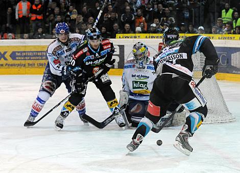 #29 Markus Matthiasson, Liwest Black Wings Linz stuermt auf das Tor der Villacher, gehuetet von der #35 Gert Prohaska.
