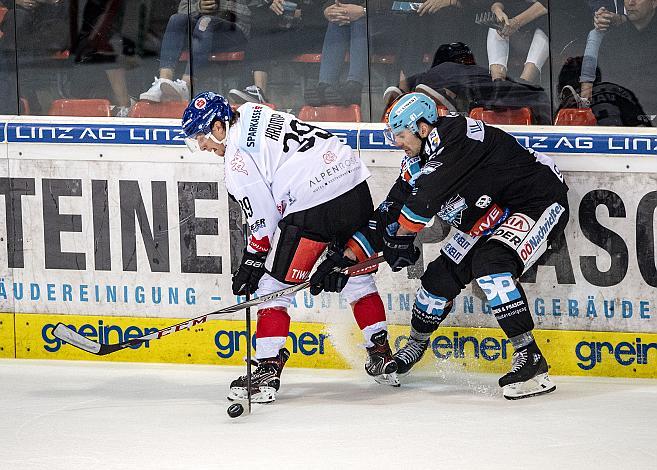 Im Bild: Christof Kromp (HC TWK Innsbruck  Die Haie), Juraj Valach (EHC Liwest Black Wings Linz) Eishockey,  EHC Liwest Black Wings Linz vs HC TWK Innsbruck Die Haie