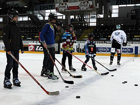 Die Preistraeger des Liwest Black Wings Linz Gewinnspiels beim Training mit Alex Westlund, Philipp Lukas, Gregor Baumgartner