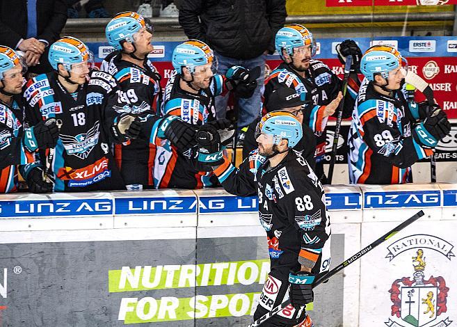 Im Bild: Dan DaSilva (EHC Liwest Black Wings Linz) feiert sein Tor an der Bande,  Eishockey,  EHC Liwest Black Wings Linz vs Hydro Fehervar AV 19