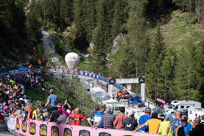 v.l. Filippo Zana (ITA, Team Jayco AlUla) und Thibaut Pinot (FRA, Groupama - FDJ) an der Flame Rouge der 18. Etappe des Giro