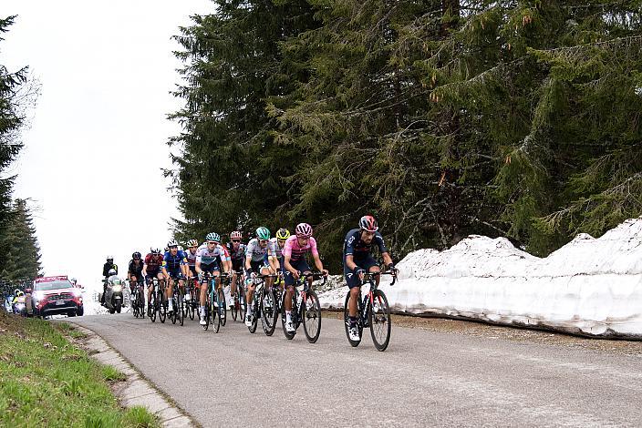 Die Gruppe der Favoriten mit Egan Bernal (COL, Ineos Grenadiers), Emanuel Buchmann (GER, Bora - Hansgrohe), Aleksandr Vlasov (RUS, Astana - Premier Tech), Stage 14 Cittadella - Monte Zoncolan (205km), 104. Giro d Italia, UCI Worl Tour