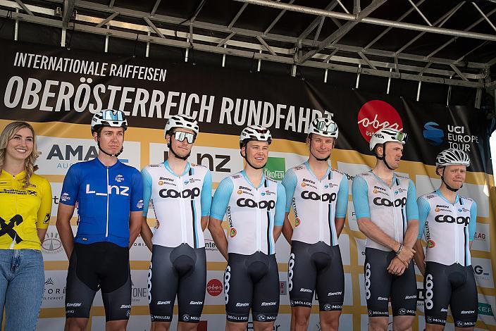 Das Team Coop und Andreas Stokbro Nielsen (DEN, Team Coop) im Blauen Trikot des Besten in der Punktewertung, Eferding - Niederkappel,  Int. Raiffeisen Oberösterreich Rundfahrt UCI Kat. 2.2