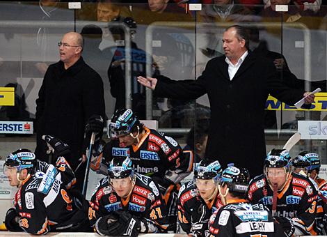 Trainer Kim Collins und Co-Trainer Rick NAsheim Liwest Black Wings Linz, Moser Medical Graz 99ers