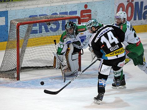 Justin Keller, Linz und Matija Pintaric, Laibach,  EHC Liwest Black Wings Linz vs. HDD Tilia Olimpija Ljubljana, 3. Semifinale