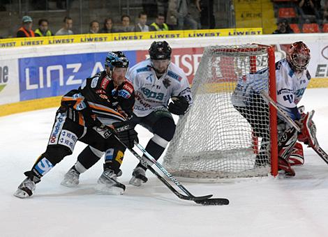 Rob Shearer Liwest Black Wings Linz im Angriff auf das Tor der Ungarn.