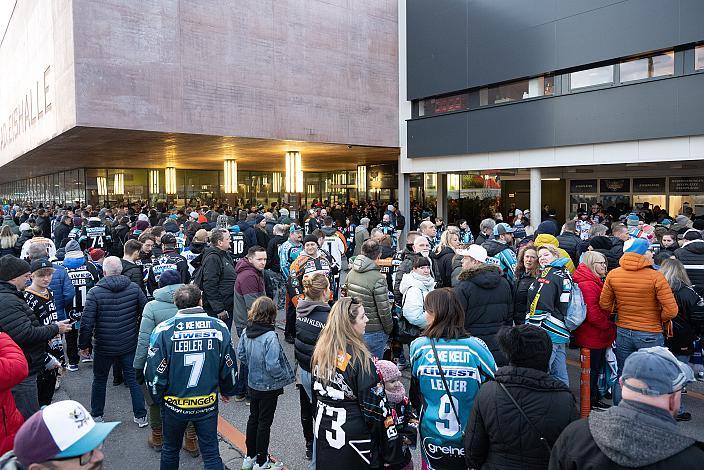 Andrang zur Retro Night, Steinbach Black Wings Linz vs EC ID Wärmepumpen VSV, 47. Runde, Retro Night, ICE Hockey League, Steinbach Black Wings Linz, Linz AG Eisarena 