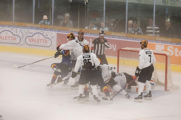 Raphael Wolf (Steinbach Black Wings Linz) Zdenek Dolezal (Motor Ceske Budejovice) Steinbach Black Wings Linz vs Motor Ceske Budejovice, Win2day ICE Hockey League