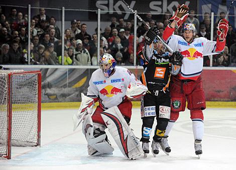 Rob Shearer Liwest Black Wings Linz im Duell mit Andre Lakos EC Red Bull Salzburg