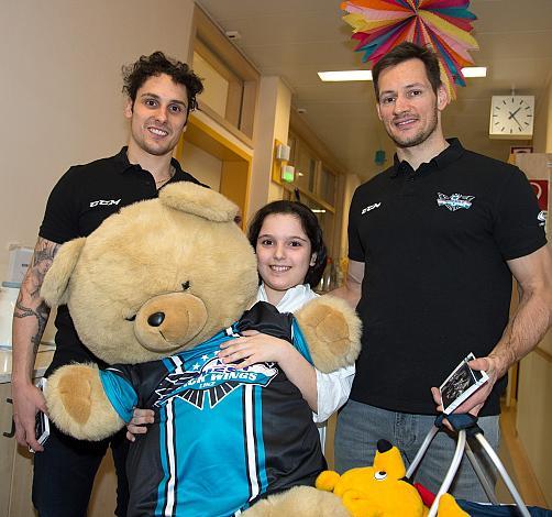 Fabio Hofer (EHC Liwest Black Wings Linz), Philipp Lukas (EHC Liwest Black Wings Linz), Teddy Bear Toss, Kind mit Bären der Black Wings
Fabio Hofer (EHC Liwest Black Wings Linz), Philipp Lukas (EHC Liwest Black Wings Linz), Teddy Bear Toss, Kind mit 