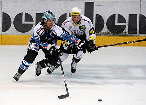 Justin Keller im Angriff, EHC Liwest Black Wings Linz vs. HC Energy Karlovy Vary