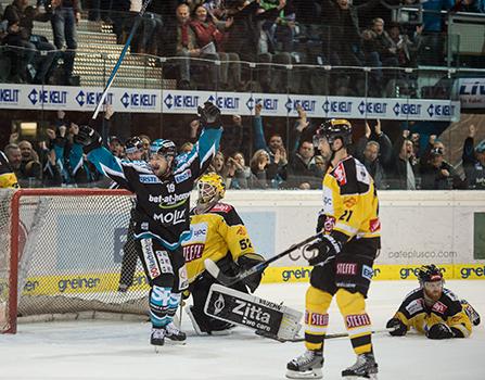 Andrew Jacob Kozek  (EHC Liwest Black Wings Linz) jubelt ueber den Siegtreffer, EHC Liwest Black Wings Linz vs UPC Vienna Capitals, Platzierungsrunde