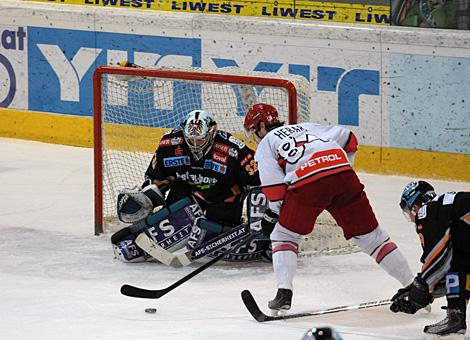 Alex Westlund Liwest Black Wings Linz und Andrej Hebar HK Acroni Jesenice