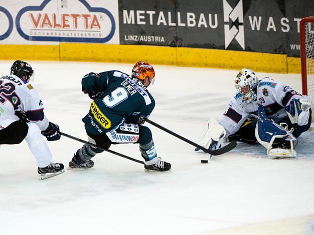 Jason Ulmer Linz und Bence Balizs, (Sapa Fehervar AV19, #55)EHC Liwest Black Wings Linz vs SAPA Fehervar AV19