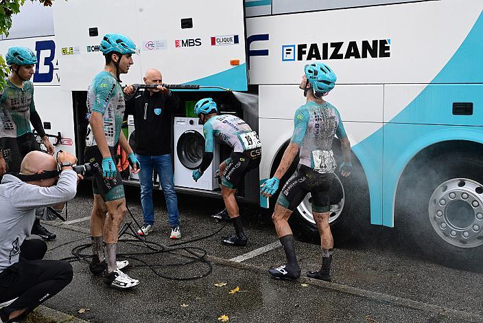 Team VF Group-Bardiani CSF-Faizane bei der Reinigung nach dem Rennen.  Serenissima Gravel,  Cartigliano, Veneto 