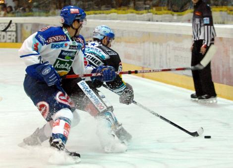 #63 Markus Schlacher, Liwest Black Linz im Duell mit der #18 Martin Oraze, VSV.