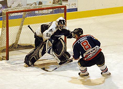 Didi Wimmer, EC Wels vor dem Linzer Oldies Goalie Thomas Bodingbauer.