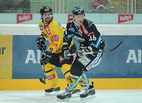 #46 Christoph Ibounig, Stuermer, Liwest Black Wings Linz verfolgt von der #11 Trevor Gallant, Vienna Capitals