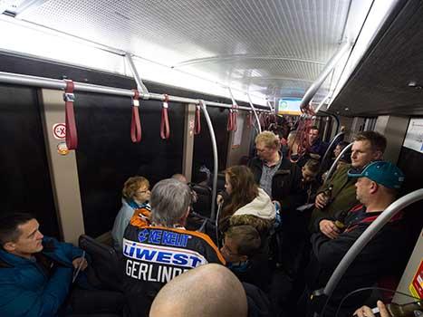 Fans der Liwest Black Wings Linz in der neuen Strassenbahn