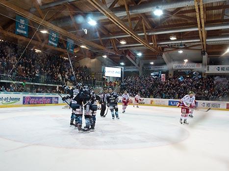 Linz feiert EHC Liwest Black Wings Linz vs HCB Suedtirol, 5. Viertelfinale