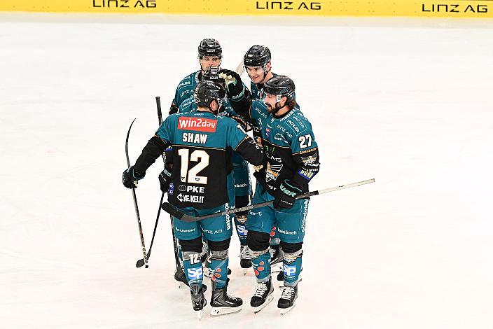 Die Steinbach Black Wings Linz feiern das Tor zum 1 zu 0 durch Shawn St.Amant (Steinbach Black Wings Linz) 3. Runde ICE, Steinbach Black Wings Linz vs Olimpija Ljubljana, Linz AG Eisarena 