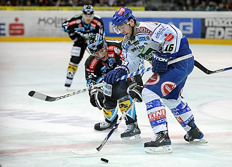 #21 Philipp Lukas, Stuermer, Liwest Black Wings Linz, im Duell mit dem Villacher #16 Dan Cavanaugh, Stuermer, VSV.