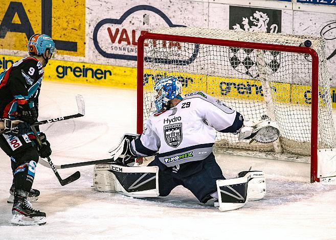 Im Bild: Rick Schofield (EHC Liwest Black Wings Linz) trifft gegen Tormann Michael Ouzas (Hydro Fehervar AV 19),  Eishockey,  EHC Liwest Black Wings Linz vs Hydro Fehervar AV 19