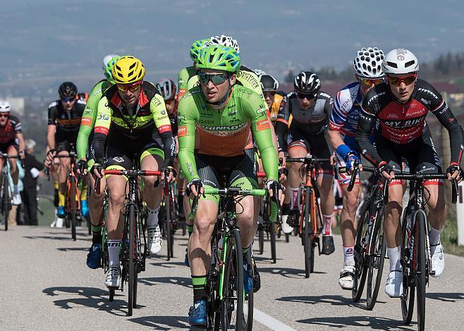 Das Hauptfeld beim Kirschbluetenrennen Timon Loderer (GER, Hrinkow Advarics Cycleang)