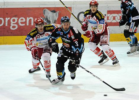 #3 Ray DiLauro, Verteidiger, Liwest Black Wings Linz im Angriff verfolgt von der #21 Manuel Geier, KAC.