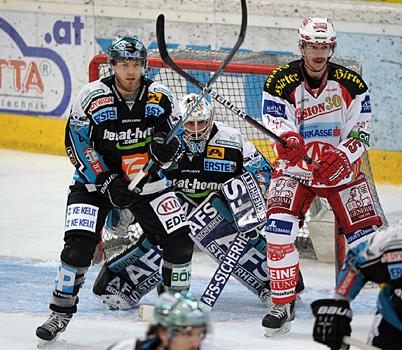 Tormann Alex Westlund, Daniel Mitterdorfer Linz und der KAC Spieler Paul Schellander.