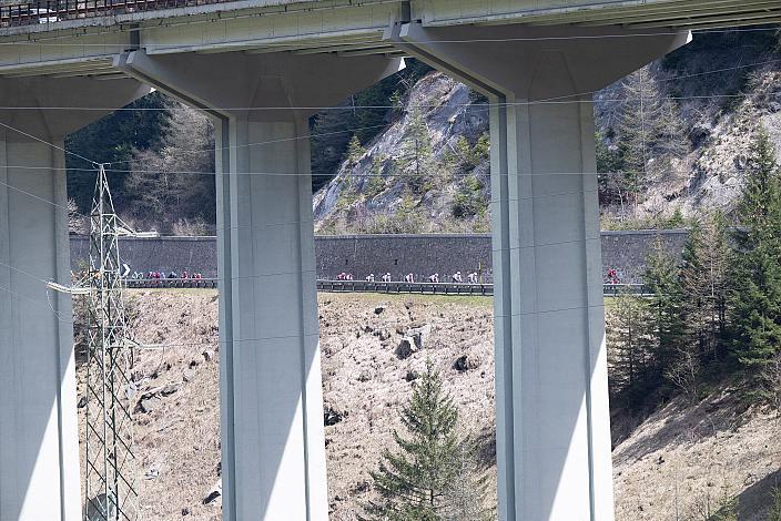 Das Peleton in der Abfahrt vom Brennerpass 46. Tour of the Alps, 2. Etappe, Reith im Alpbachtal - Ritten 165.2km