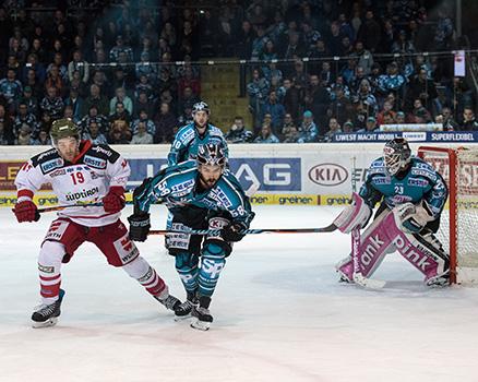 Sebastien Piche (EHC Liwest Black Wings Linz) und Tormann Michael Ouzas (EHC Liwest Black Wings Linz) und Dennis Kearny (HCB Suedtirol Alperia) EHC Liwest Black Wings Linz vs HCB Suedtirol Alperia