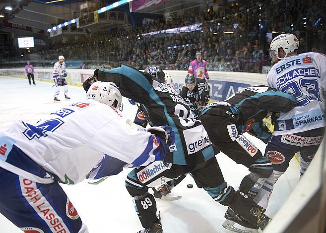 Marco Brucker (EHC Liwest Black Wings Linz) und Markus Schlacher (EC Panaceo VSV) EHC Liwest Black Wings Linz vs EC Panaceo VSV