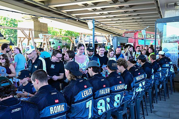 Fans bei der Teampräsentation, die Steinbach Black Wings Linz,  TeamPräsentation,  Steinbach Black Wings Linz