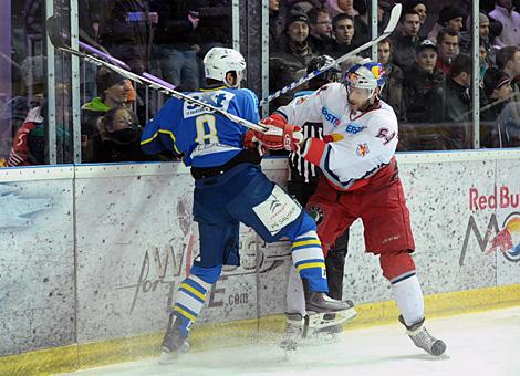 Andre Lakos, Red Bull SAlzburg im Duell an der BAnde mit John Hecimovic, Zagreb.