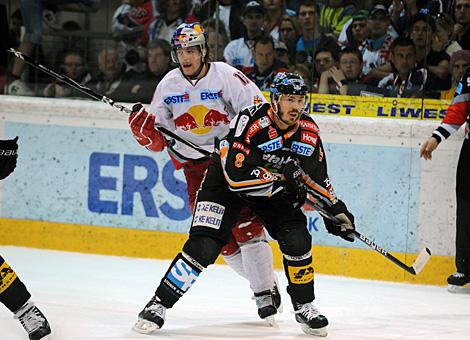 Michael Mayr Liwest Black Wings Linz vs Jonathan Filewich EC Red Bull Salzburg